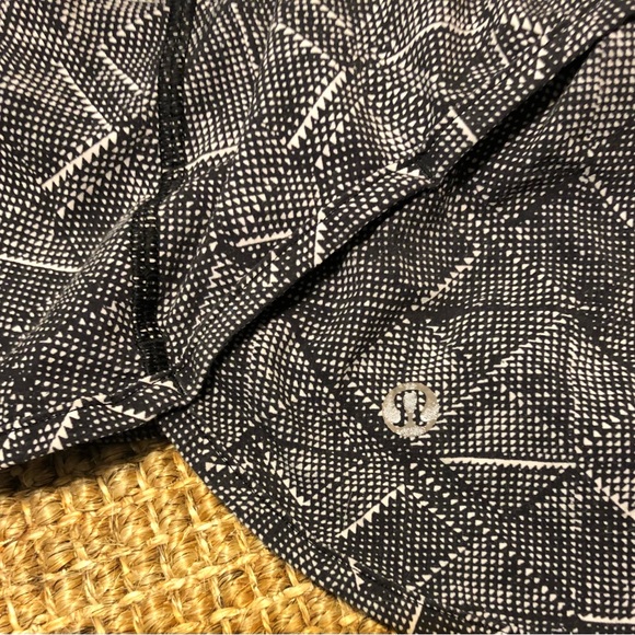 Lululemon Speed Short Formation Alpine White Black NWT Size 6 - Picture 5 of 8